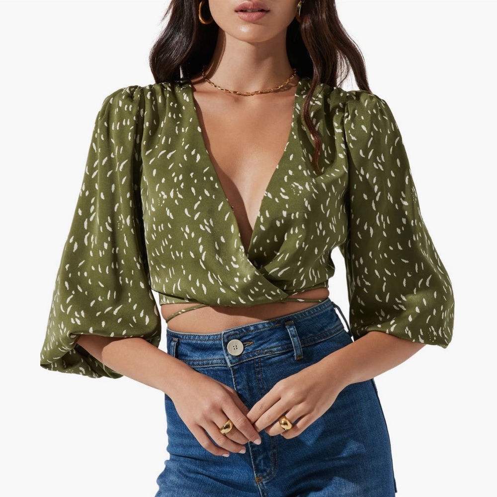 ASTR the Label Wrap Front Cutout Top
